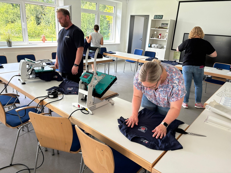 FW-OLL: Neue Poloshirts und T-Shirts für die Ortsfeuerwehren Wildeshausen und Düngstrup - Foto: presseportal.de