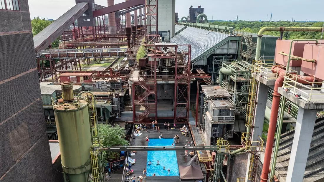 Werksschwimmbad Zollverein: Coolster Pool der Welt offiziell eröffnet / Badesaison auf dem UNESCO-Welterbe Zollverein gestartet - Bild: presseportal.de