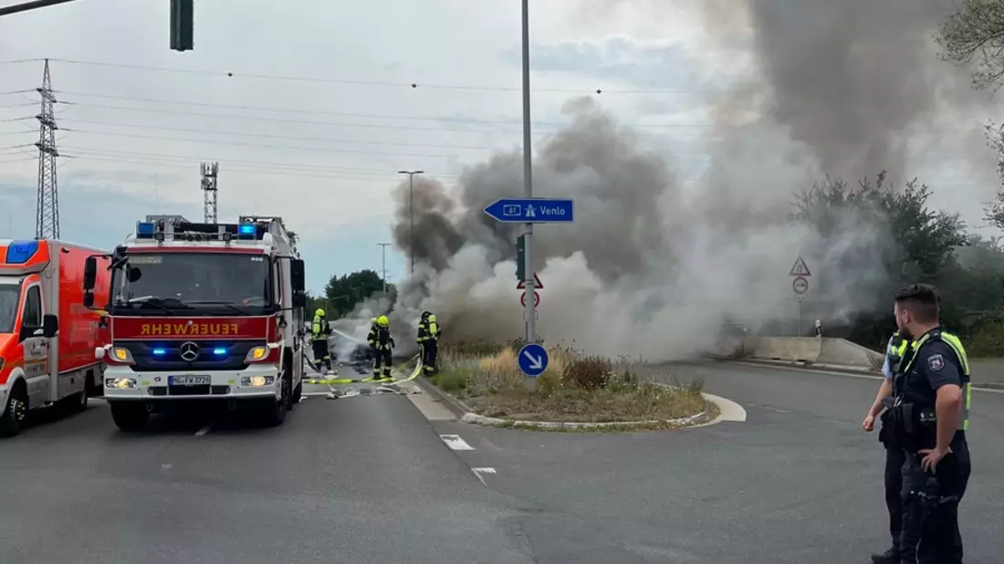 POL-MG: Fahrzeug brennt nach technischen Defekt vollständig aus - Bild: presseportal.de