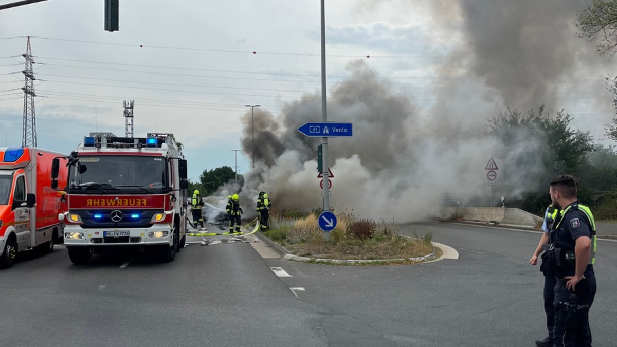POL-MG: Fahrzeug brennt nach technischen Defekt vollständig aus - Foto: presseportal.de