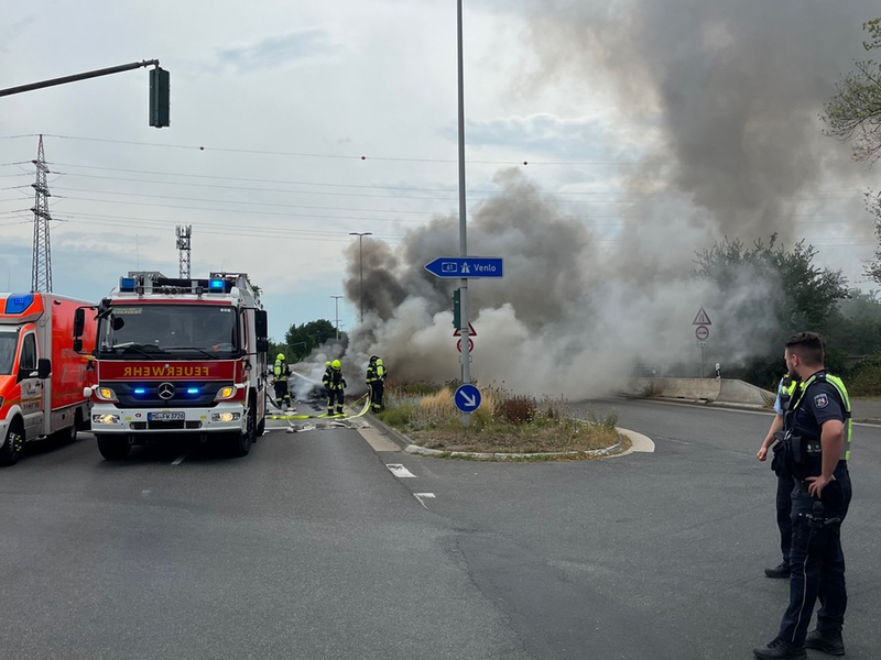 POL-MG: Fahrzeug brennt nach technischen Defekt vollständig aus - Foto: presseportal.de