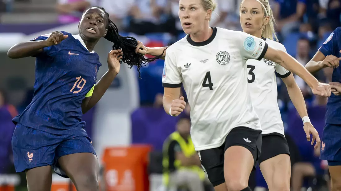 Für dieses Foulspiel wird Kathrin Hendrich (hinten rechts) gesperrt - allerdings nur für ein Spiel. - Bild: Georgios Kefalas/KEYSTONE/dpa
