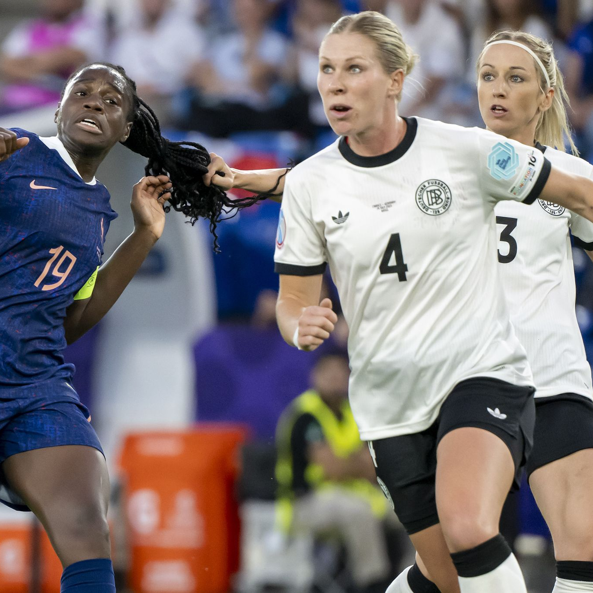 Klare Rote Karte: Kathrin Hendrich (r) zieht an den Haaren von Griedge Mbock Bathy. - Foto: Georgios Kefalas/KEYSTONE/dpa