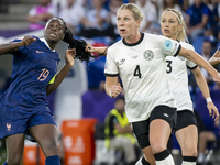 Kathrin Hendrich zieht an den Haaren von Griedge Mbock Bathy. Klare Sache: Rot. - Foto: Georgios Kefalas/KEYSTONE/dpa