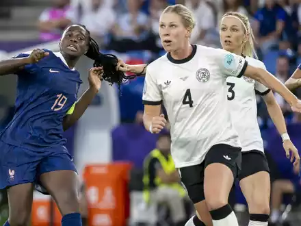 Für dieses Foulspiel wird Kathrin Hendrich (hinten rechts) gesperrt - allerdings nur für ein Spiel. - Foto: Georgios Kefalas/KEYSTONE/dpa