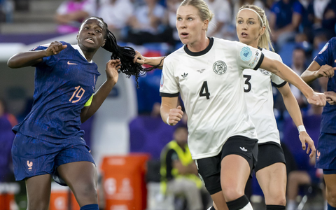 Eine der Szenen des Spiels: Verteidigerin Kathrin Hendrich (r) zieht Frankreichs Griedge Mbock Bathy (l) am Zopf und sieht dafür Rot. - Foto: Georgios Kefalas/KEYSTONE/dpa