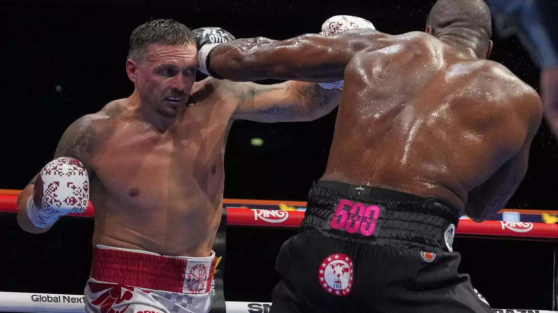 Usyk (l.) hält jetzt die Gürtel der vier wichtigsten Box-Verbände. - Bild: Frank Augstein/AP/dpa