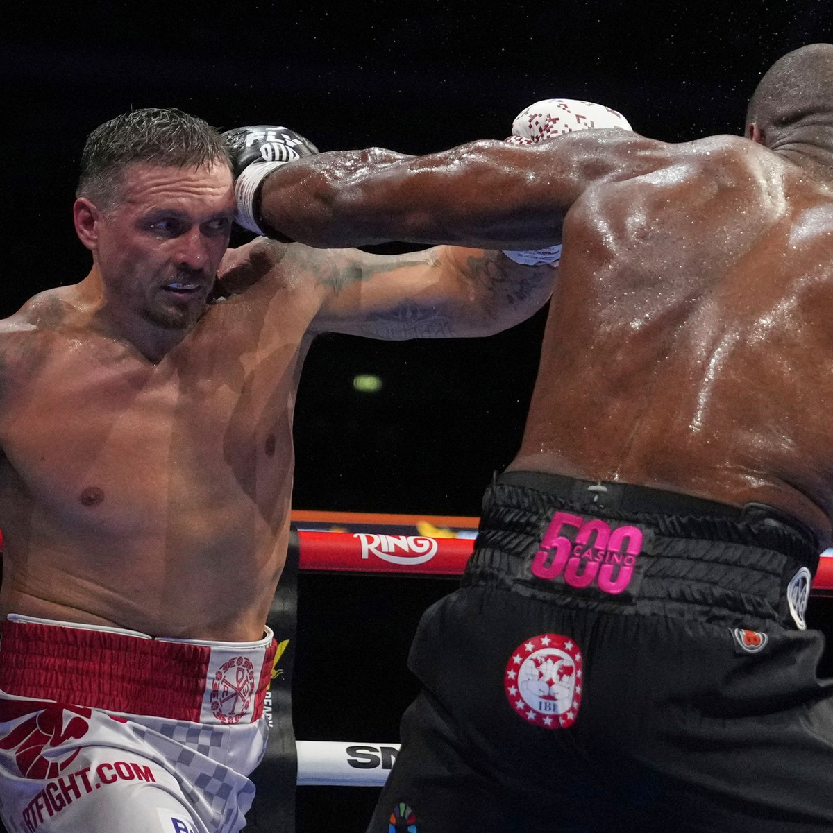 Usyk (l.) gewann den Kampf in der fünften Runde durch K.-o. - Foto: Frank Augstein/AP/dpa