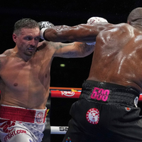 Usyk (l.) gewann den Kampf in der fünften Runde durch K.-o. - Foto: Frank Augstein/AP/dpa