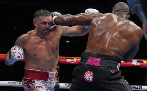 Usyk (l.) gewann den Kampf in der fünften Runde durch K.-o. - Foto: Frank Augstein/AP/dpa