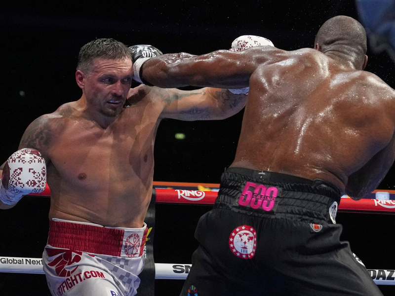 Usyk (l.) gewann den Kampf in der fünften Runde durch K.-o. - Foto: Frank Augstein/AP/dpa