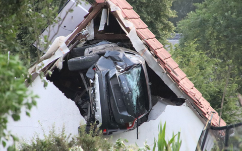 Ein Auto liegt nach einem kurzen Flug seitlich in der Mauer einer Scheune. - Foto: -/Moonshine Media/dpa Ein Auto liegt nach einem kurzen Flug seitlich in der Mauer einer Scheune. - Foto: -/Moonshine Media/dpa