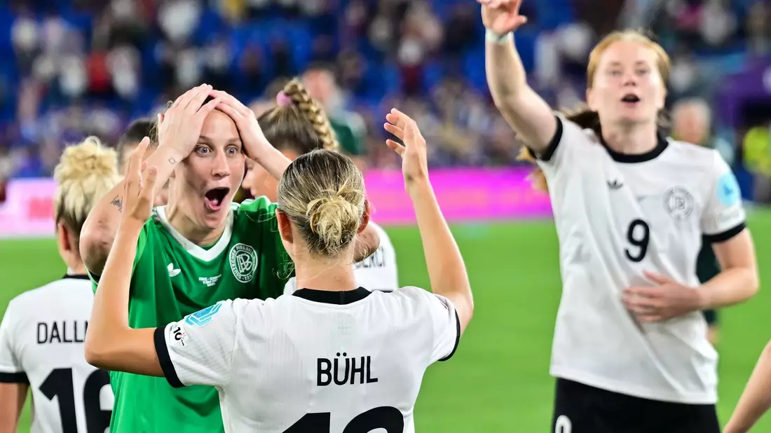Völlig losgelöst: die deutschen Spielerinnen nach dem Halbfinal-Einzug. - Bild: Sebastian Gollnow/dpa