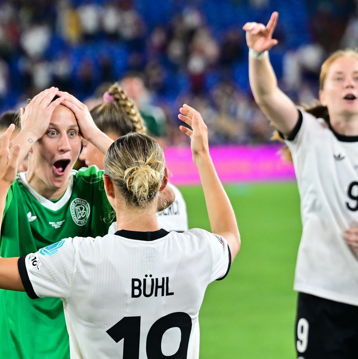 Völlig losgelöst: die deutschen Spielerinnen nach dem Halbfinal-Einzug. - Foto: Sebastian Gollnow/dpa