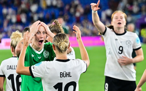 Völlig losgelöst: die deutschen Spielerinnen nach dem Halbfinal-Einzug. - Foto: Sebastian Gollnow/dpa