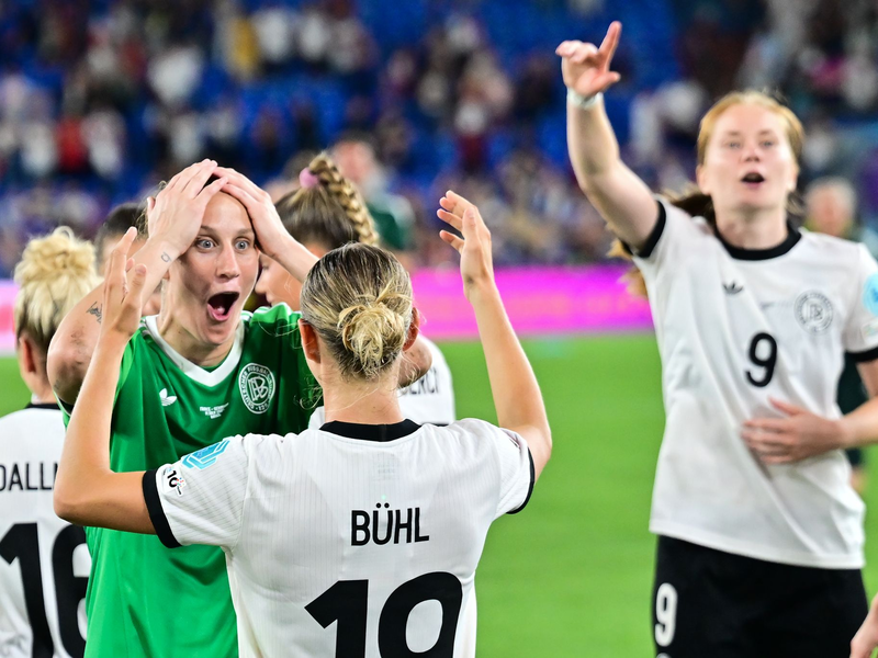 Völlig losgelöst: die deutschen Spielerinnen nach dem Halbfinal-Einzug. - Foto: Sebastian Gollnow/dpa