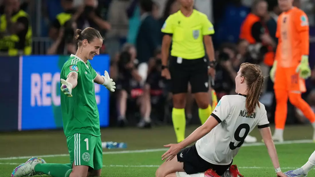 Kommt in meine Arme: Ann-Katrin Berger feiert den Sieg im Elfmeterschießen. - Bild: Alessandra Tarantino/AP/dpa