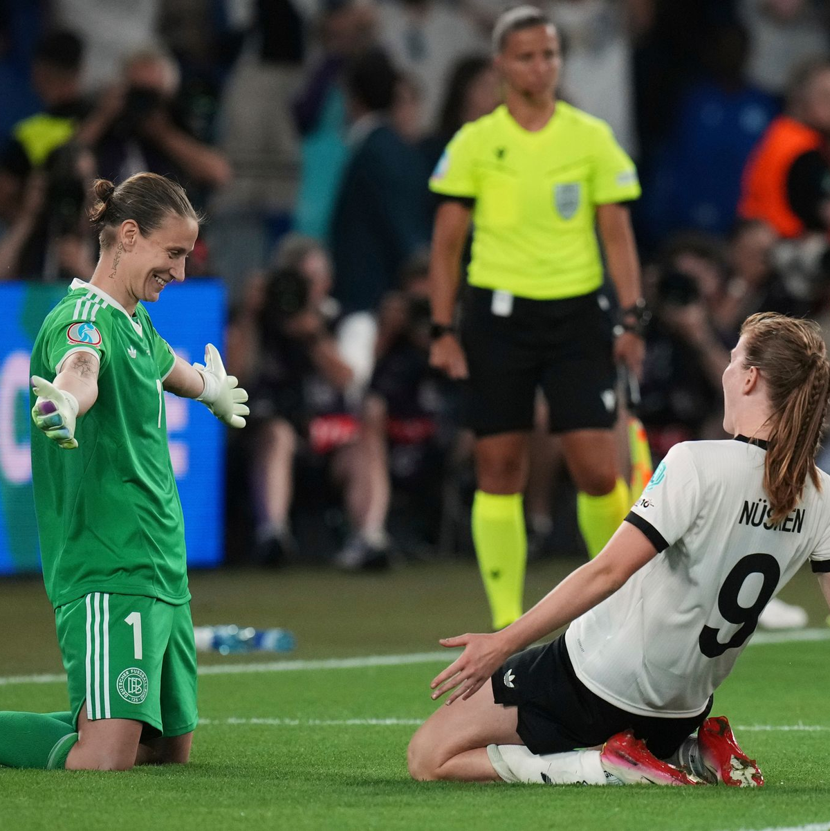 Kommt in meine Arme: Ann-Katrin Berger feiert den Sieg im Elfmeterschießen. - Foto: Alessandra Tarantino/AP/dpa
