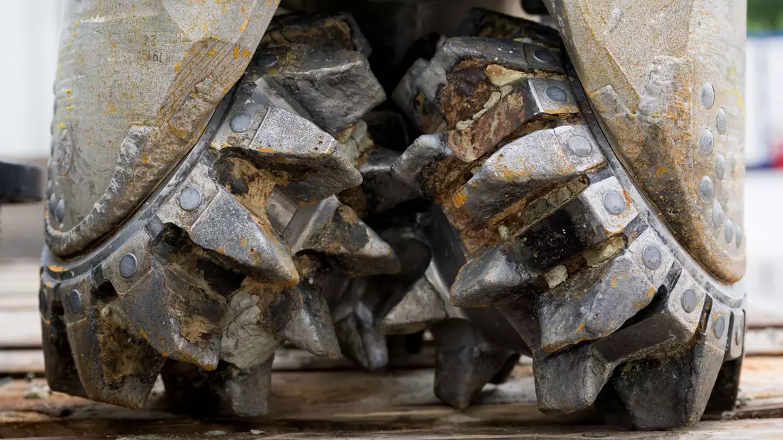 Bei Bohrungen für die Tiefen-Geothermie fressen sich die Bohrmeißel kilometerweit in den Erduntergrund, dementsprechend teuer sind die Projekte. Eine Fündigkeitsversicherung soll die finanziellen Risiken für Kommunen und Unternehmen erträglich machen. (Symbolbild) - Bild: Tobias Hase/dpa
