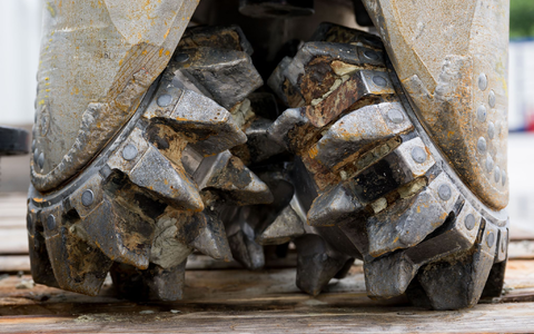 Bei Bohrungen für die Tiefen-Geothermie fressen sich die Bohrmeißel kilometerweit in den Erduntergrund, dementsprechend teuer sind die Projekte. Eine Fündigkeitsversicherung soll die finanziellen Risiken für Kommunen und Unternehmen erträglich machen. (Symbolbild) - Foto: Tobias Hase/dpa