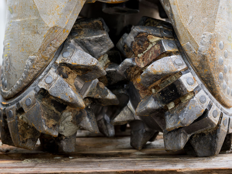 Bei Bohrungen für die Tiefen-Geothermie fressen sich die Bohrmeißel kilometerweit in den Erduntergrund, dementsprechend teuer sind die Projekte. Eine Fündigkeitsversicherung soll die finanziellen Risiken für Kommunen und Unternehmen erträglich machen. (Symbolbild) - Foto: Tobias Hase/dpa