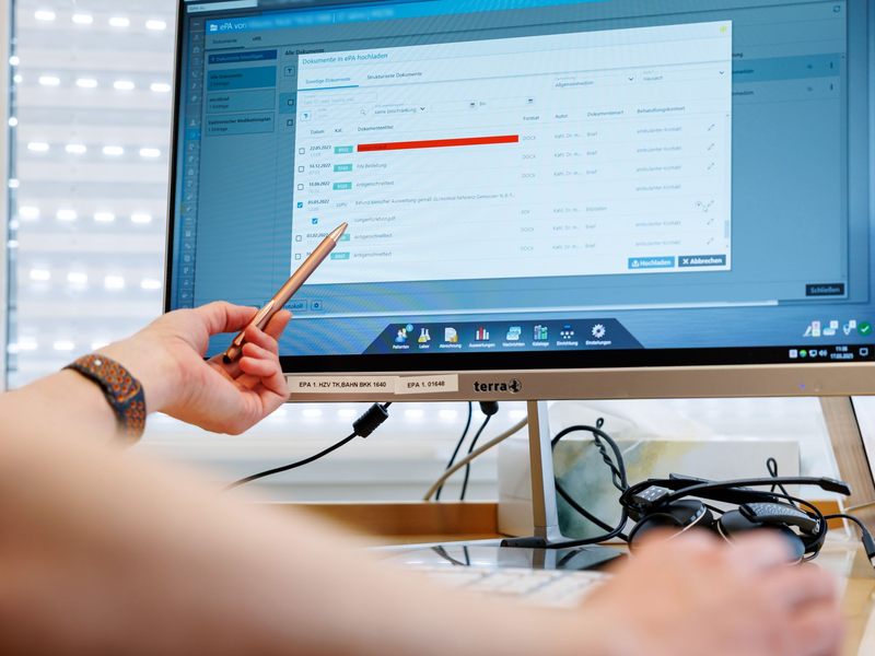 Patienten können in der E-Akte selber sehen, was Ärzte eintragen. (Archivbild) - Foto: Daniel Karmann/dpa