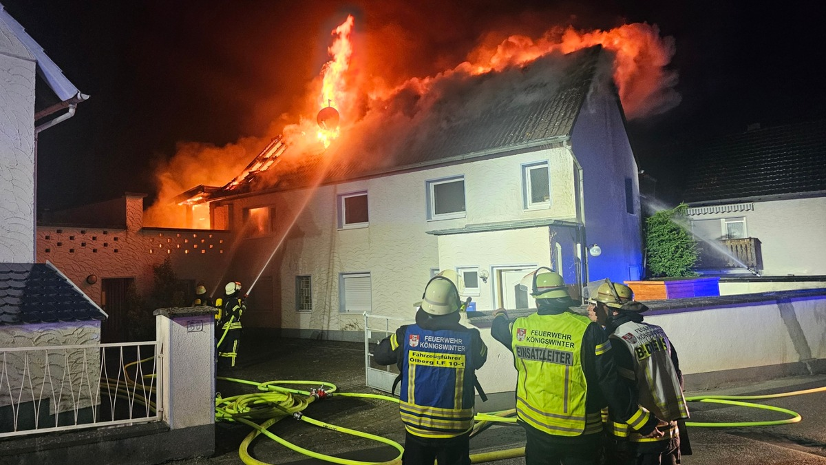 FW Königswinter: Dachstuhlbrand in Königswinter Heisterbacherrott Feuerwehr kann Brandausbreitung in enger Bebauung verhindern - Foto: presseportal.de