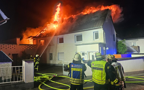FW Königswinter: Dachstuhlbrand in Königswinter Heisterbacherrott Feuerwehr kann Brandausbreitung in enger Bebauung verhindern - Foto: presseportal.de