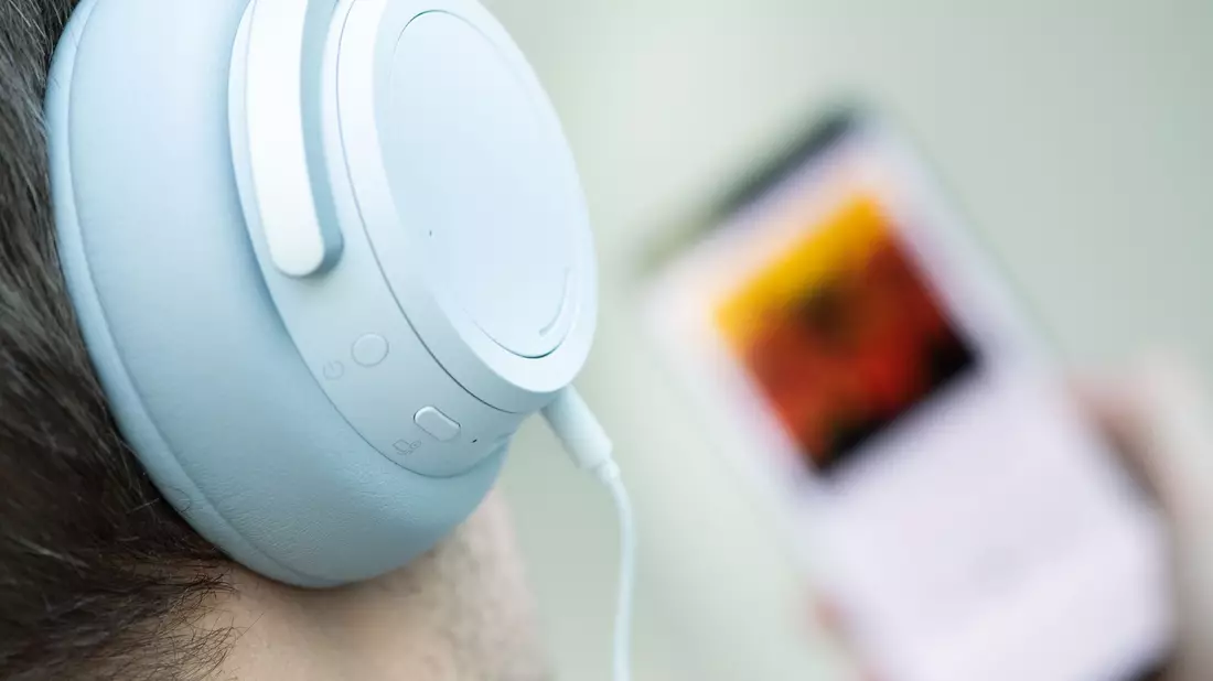 Höre ich da KI-generierte Musik? Diese Frage dürften sich manche Streaming-Hörer künftig häufiger stellen. (Symbolbild) - Bild: Franziska Gabbert/dpa-tmn/dpa