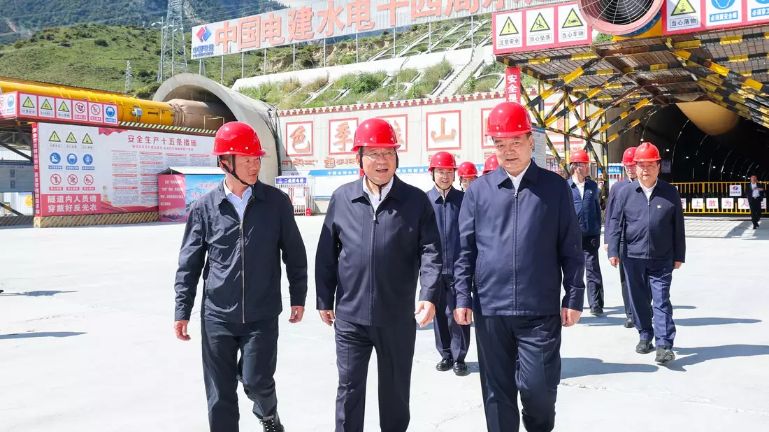 Chinas Ministerpräsident Li besuchte in Tibet auch andere Großbauprojekte.  - Bild: Liu Bin/XinHua/dpa
