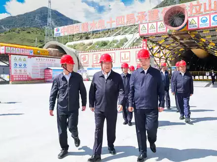 Chinas Ministerpräsident Li besuchte in Tibet auch andere Großbauprojekte. - Foto: Liu Bin/XinHua/dpa