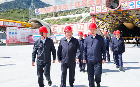 Chinas Ministerpräsident Li besuchte in Tibet auch andere Großbauprojekte. - Foto: Liu Bin/XinHua/dpa Chinas Ministerpräsident Li besuchte in Tibet auch andere Großbauprojekte. - Foto: Liu Bin/XinHua/dpa