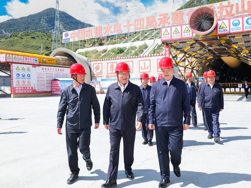 Chinas Ministerpräsident Li besuchte in Tibet auch andere Großbauprojekte. - Foto: Liu Bin/XinHua/dpa