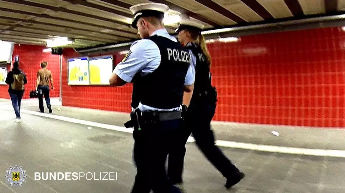 Bundespolizeidirektion München: Widerstand mit Beißen, Spucken und Treten sowie Zeigen des Hitlergrußes - Bild: presseportal.de
