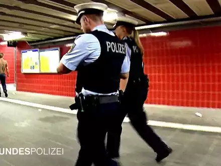 Bundespolizeidirektion München: Widerstand mit Beißen, Spucken und Treten sowie Zeigen des Hitlergrußes - Foto: presseportal.de