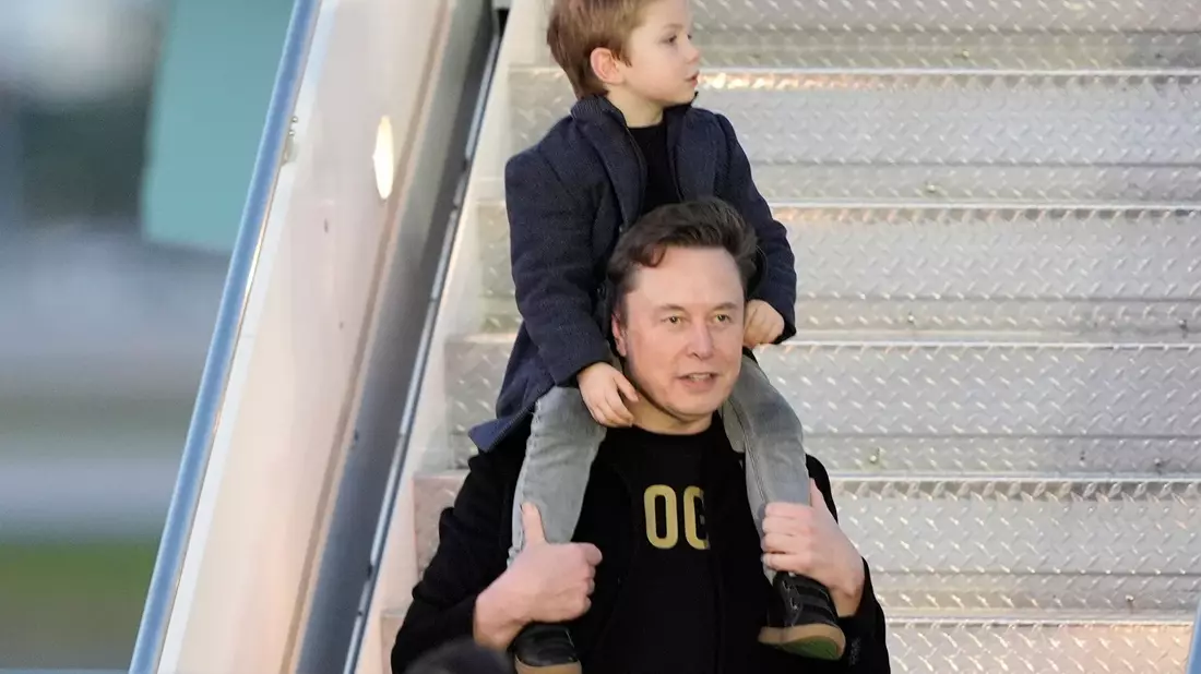 Tech-Milliardär Elon Musk mit seinem Sohn X Æ A-Xii, genannt «Little X». (Archivbild) - Bild: Manuel Balce Ceneta/AP/dpa