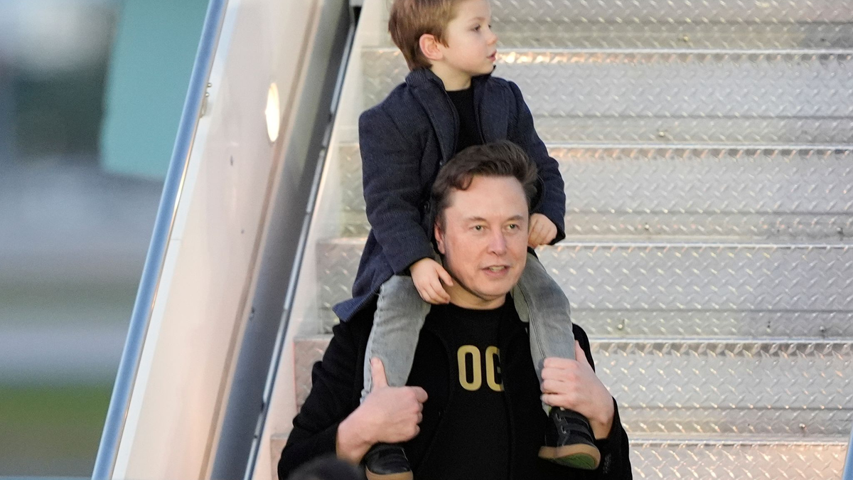 Tech-Milliardär Elon Musk mit seinem Sohn X Æ A-Xii, genannt «Little X». (Archivbild) - Foto: Manuel Balce Ceneta/AP/dpa