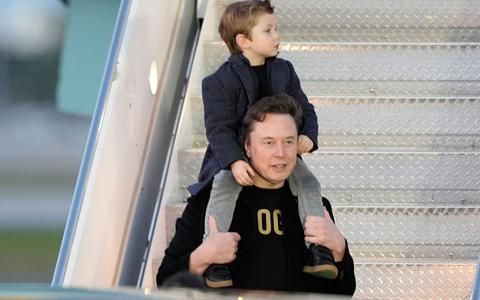 Tech-Milliardär Elon Musk mit seinem Sohn X Æ A-Xii, genannt «Little X». (Archivbild) - Foto: Manuel Balce Ceneta/AP/dpa