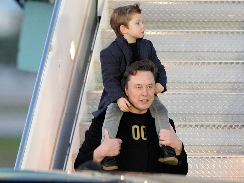 Tech-Milliardär Elon Musk mit seinem Sohn X Æ A-Xii, genannt «Little X». (Archivbild) - Foto: Manuel Balce Ceneta/AP/dpa
