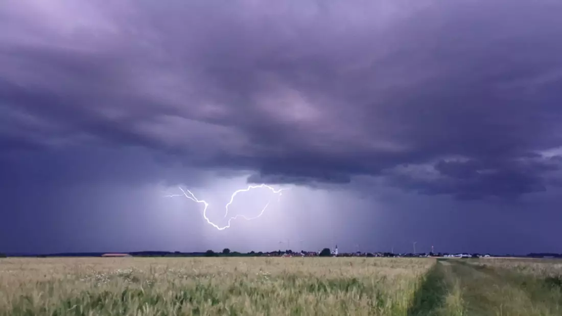 Der Deutsche Wetterdienst (DWD) sagt für die kommenden Tage Gewitter vorher. - Bild: Simon Zeiher/onw-images/dpa