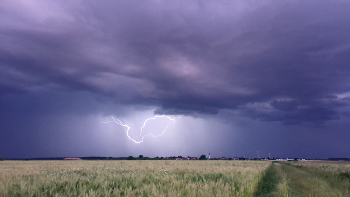 Der Deutsche Wetterdienst (DWD) sagt für die kommenden Tage Gewitter vorher. - Foto: Simon Zeiher/onw-images/dpa