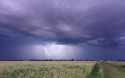 Der Deutsche Wetterdienst (DWD) sagt für die kommenden Tage Gewitter vorher. - Foto: Simon Zeiher/onw-images/dpa