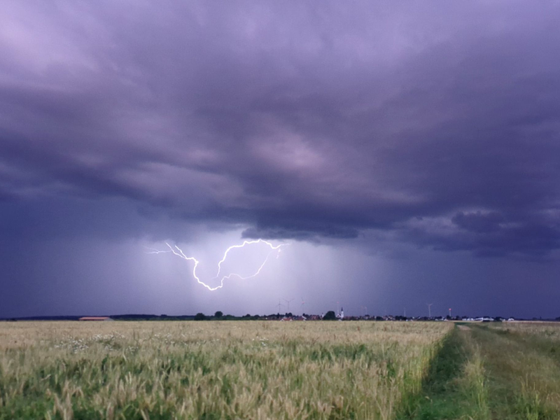 Der Deutsche Wetterdienst (DWD) sagt für die kommenden Tage Gewitter vorher. - Foto: Simon Zeiher/onw-images/dpa