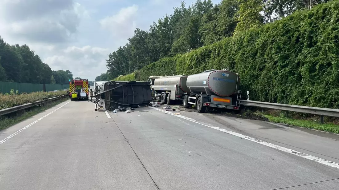 FW Bremerhaven: Verkehrsunfall auf der Autobahn - Bild: presseportal.de