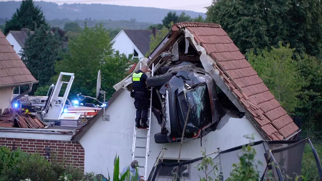 Mehrere Menschen sind verletzt worden. - Bild: Torben Kipp/Nordwestmedia-TV/dpa