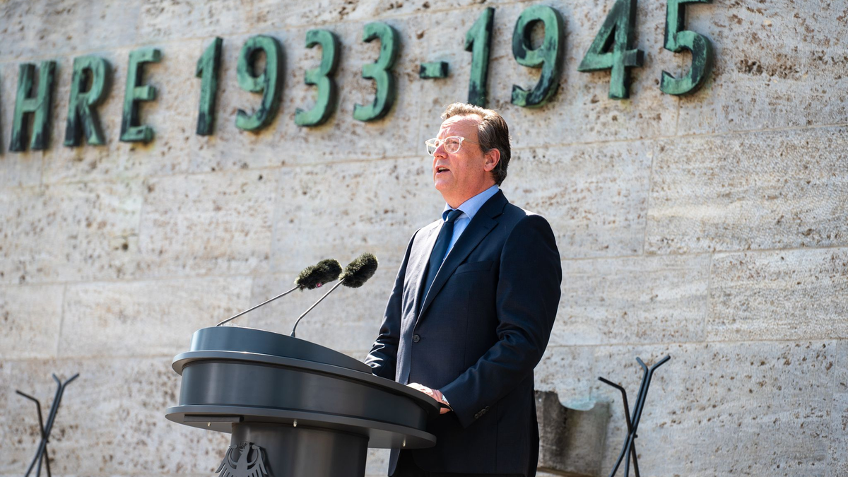 Man erlebe heute wieder, wie das Gift von Hass, Rassismus und Ausgrenzung einsickere, sagt der Schauspieler und Autor Matthias Brandt. - Foto: Christophe Gateau/dpa