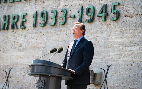 Man erlebe heute wieder, wie das Gift von Hass, Rassismus und Ausgrenzung einsickere, sagt der Schauspieler und Autor Matthias Brandt. - Foto: Christophe Gateau/dpa