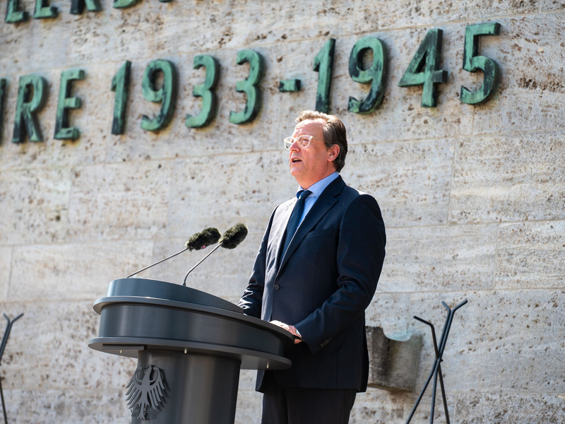 Man erlebe heute wieder, wie das Gift von Hass, Rassismus und Ausgrenzung einsickere, sagt der Schauspieler und Autor Matthias Brandt. - Foto: Christophe Gateau/dpa