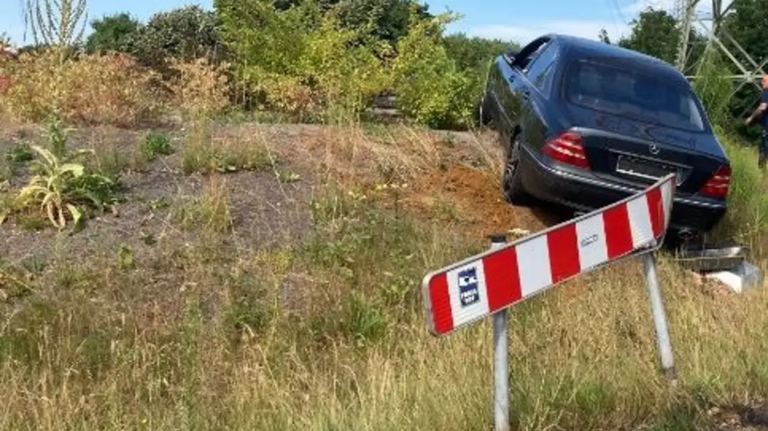 POL-WES: Dinslaken - Pkw-Fahrer flüchtet vor der Polizei - Fahrt endet auf einem Kreisverkehr - Bild: presseportal.de
