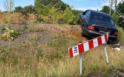 POL-WES: Dinslaken - Pkw-Fahrer flüchtet vor der Polizei - Fahrt endet auf einem Kreisverkehr - Foto: presseportal.de